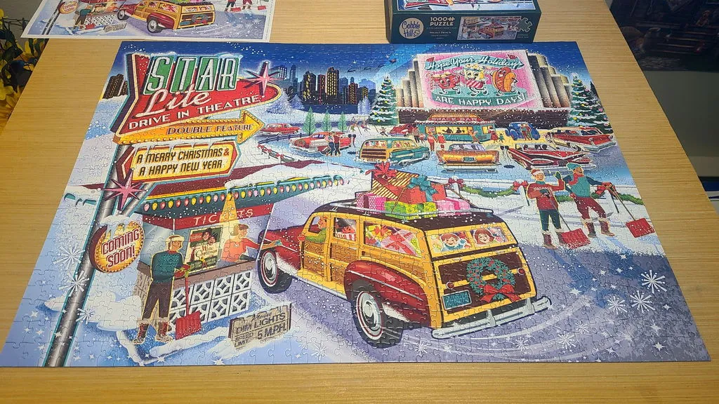 Cobble Hill Holiday Drive In puzzle 1000 piese craciun