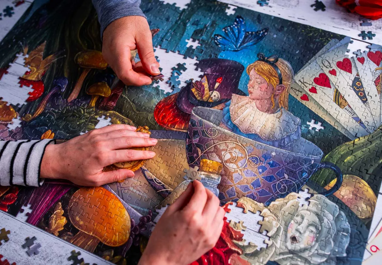 Mosaic Puzzles Traditions Through the Looking Glass puzzle 1000 piese
