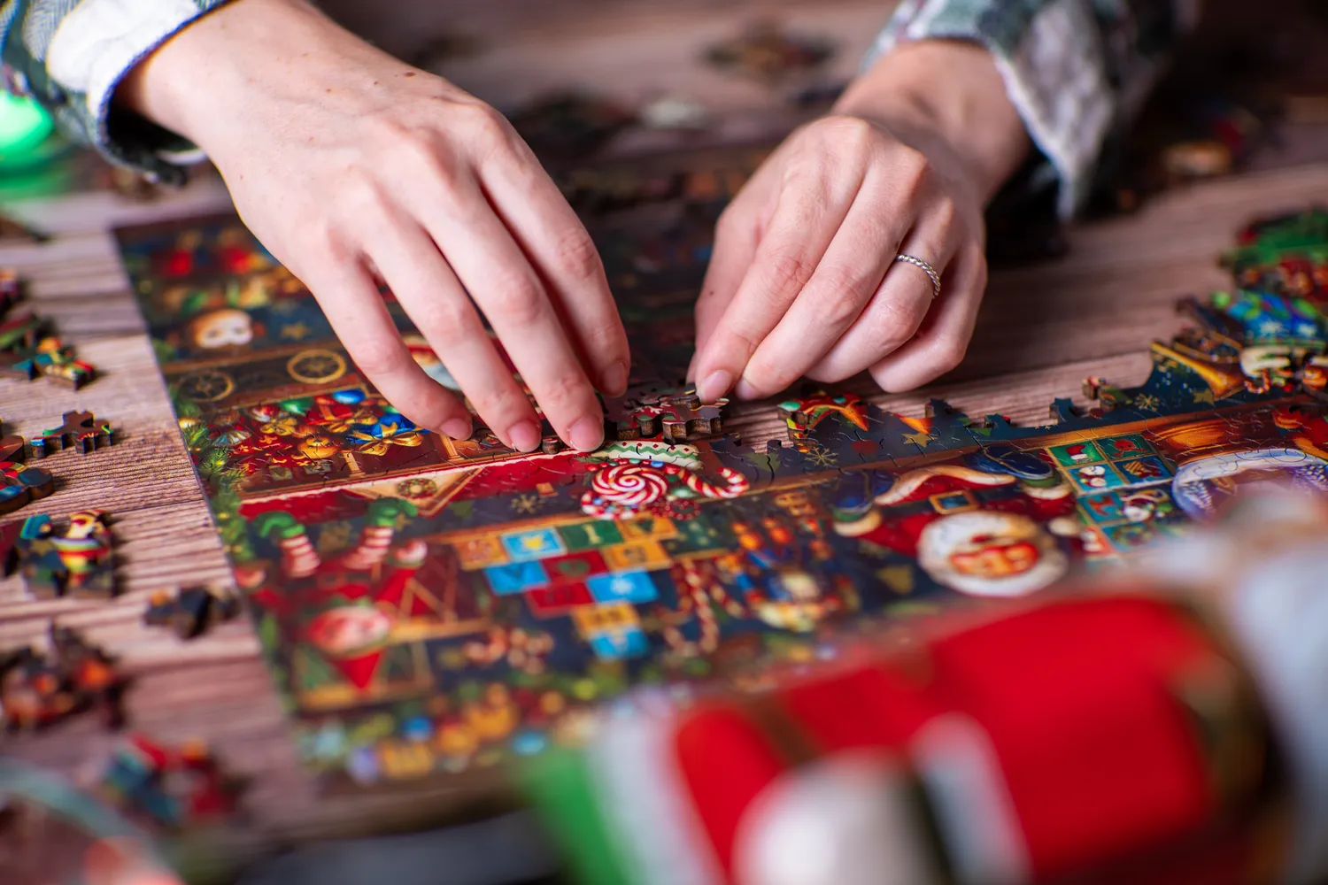 Mosaic Puzzles Shelf of Holiday Wonders puzzle 500 piese craciun