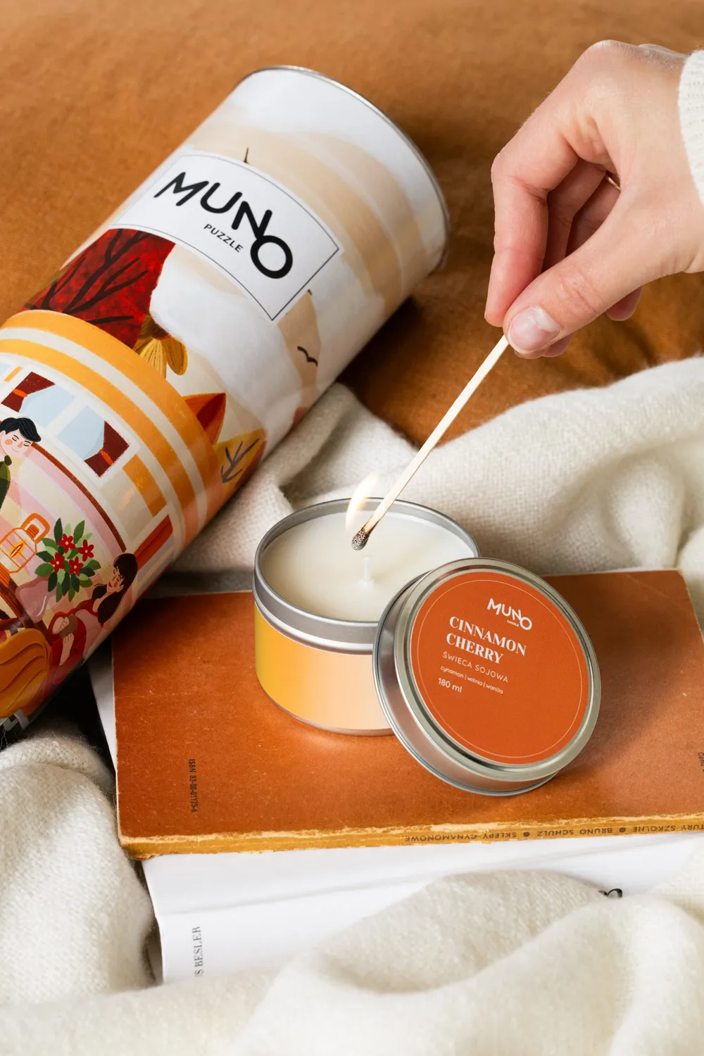 Muno Puzzle MunoCandle Cinnamon Cherry lumanare soia 180ml