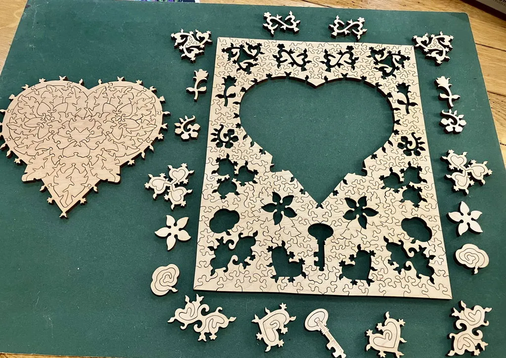 Hidden Piece Puzzles Big Blooming Love puzzle 273 piese flori